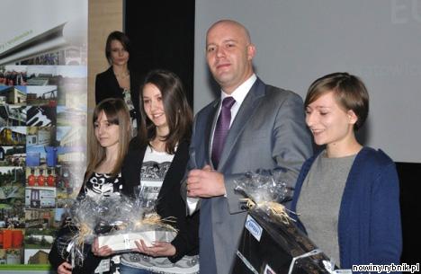Liliana Borkowska z Raciborza (druga od lewej) zdobyła drugie miejsce w konkursie WFOŚ-u / WFOŚ
