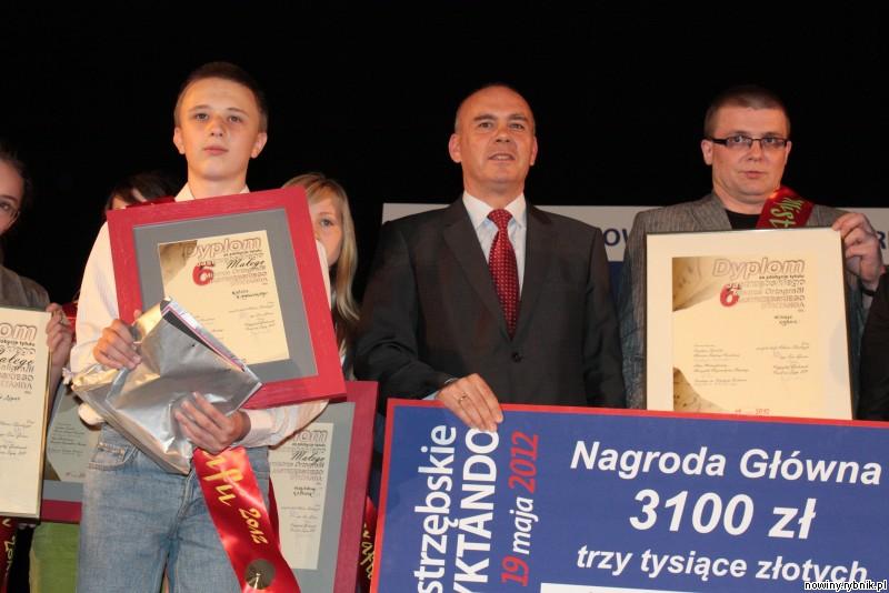 Zwycięzcy razem z posłem Krzysztofem Gadowskim, organizatorem dyktanda / Adrian Karpeta