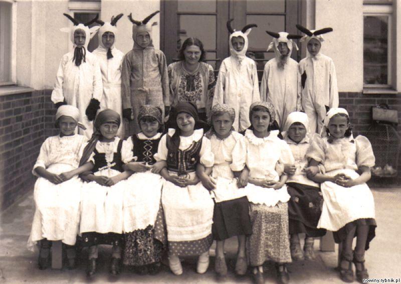 7czerwca 1936 roku. Święto w szkole nr 5. Wśrd uczniw Lidia Grychtołwna, ktra miała wtedy osiem lat / Archiwum