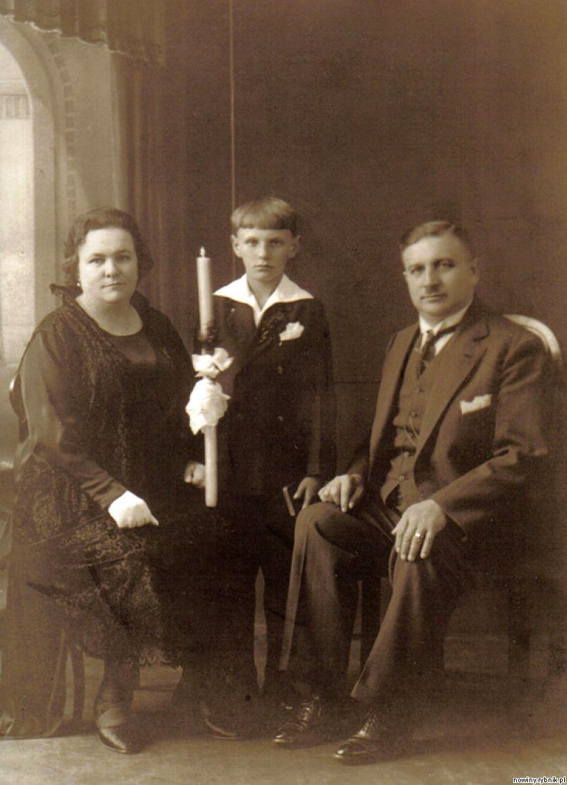 Pierwszokomunijne zdjęcie Emila Winklera z rodzicami. Winklerowie byli zasłużeni dla polskości (w ich kamienicy siedzibę miała komisja plebiscytowa), zajmowali się kupiectwem, mieli też restaurację / Archiwum