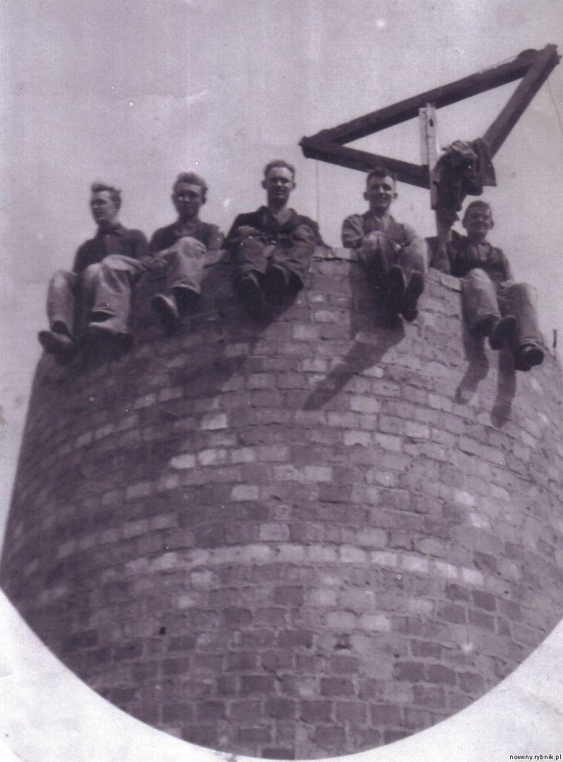 Młodzi ludzie na kominie cegielni Janasw w trakcie jej budowy. Brunon Janas, syn właścicieli, służył w RAF-ie. Zginął pod koniec drugiej wojny światowej / Zdjęcie archiwum