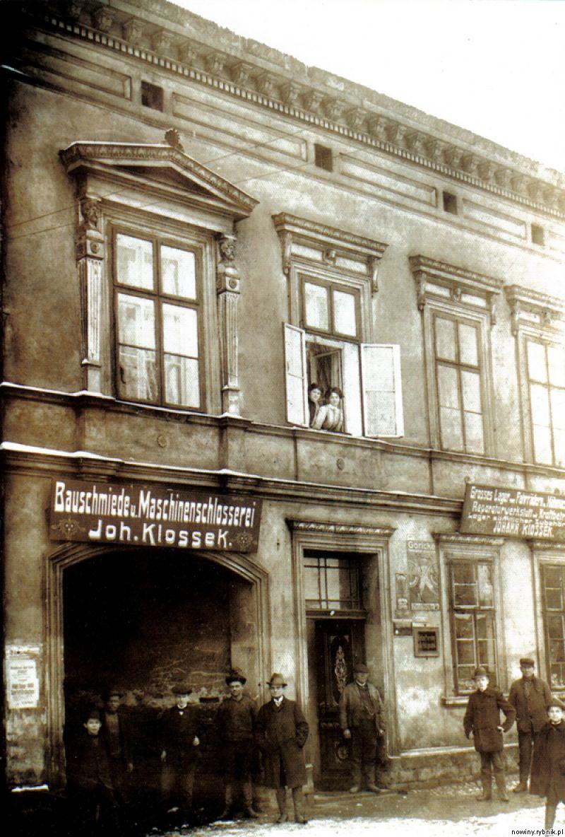 Johann Klosek przed swoim domem na placu Wolności 22. Na zapleczu miał warsztat ślusarski jeszcze z XIX wieku. Dziś po kamienicy nie ma już śladu / Archiwum