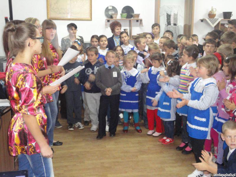 Nasze gimnazjalistki śpiewają dla rumuńskich gospodarzy / Archiwum