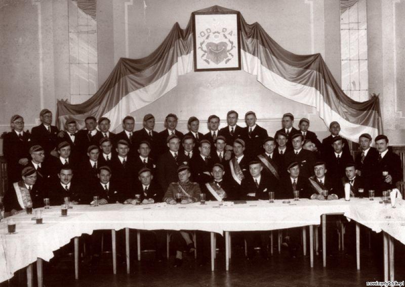 Podpis Grupowe zdjęcie studentw z Korporacji Akademickiej Odra. W samym centrum siedzi Franciszek Pluta / Archiwum