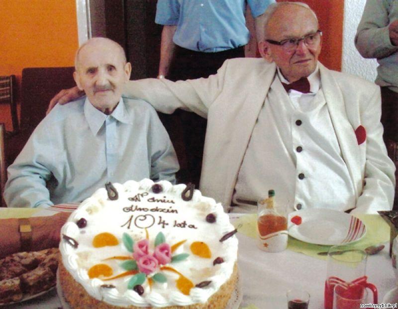 Paweł Janas (z prawej) ze swoim krewniakiem Stanisławem Zającem, ktry w dniu jego śmierci obchodził 105. urodziny / Archiwum