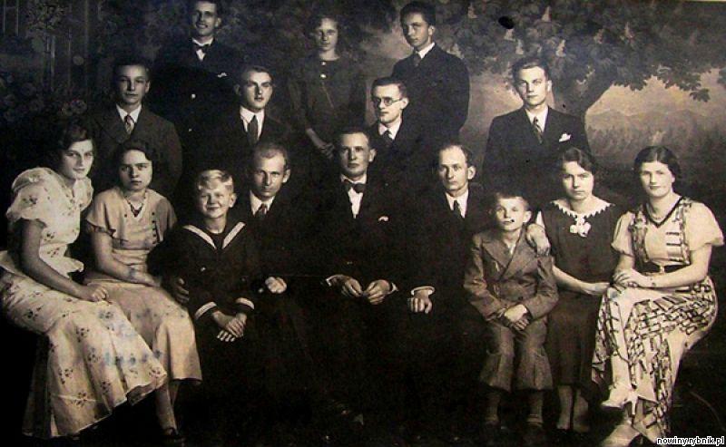 Zdjęcie z kroniki szkoły muzycznej z popisu uczniw w 1934 roku. W środku młodzi jeszcze, a już łysiejący bracia Szafrankowie. Może ktryś z Czytelnikom rozpozna pozostałe postaci? / Archiwum