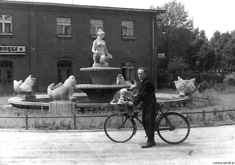 Tak wyglądała fontanna w Niedobczycach w latach 60.  / Archiwum