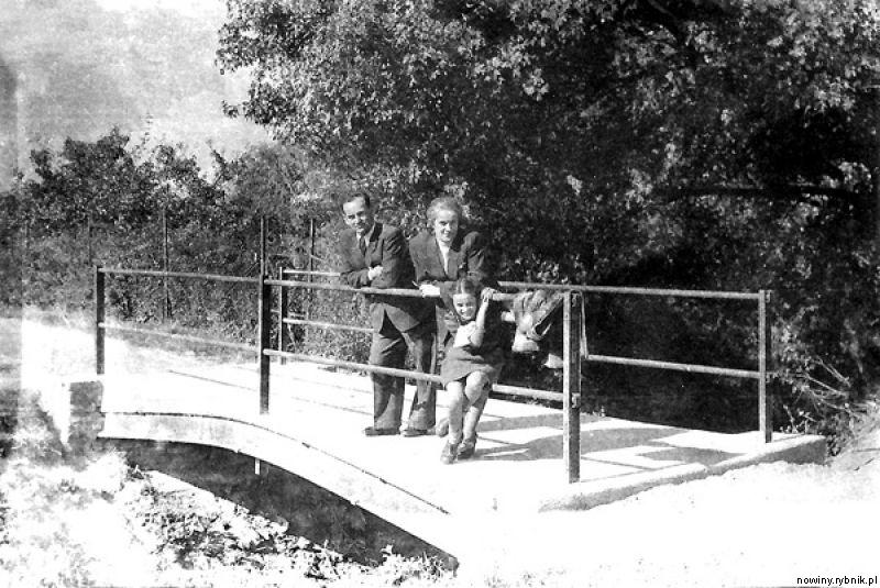Most na kanale Psinka na ulicy Matejki w Raciborzu. Mieszkańcy chodzili tu na spacery całymi rodzinami. Zdjęcie pochodzi z 1949 roku / Archiwum Krzysztofa Komorowskiego
