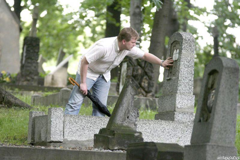 Dr Bogdan Kloch na starym cmentarzu przy kościłku na wzgrzu / Dominik Gajda