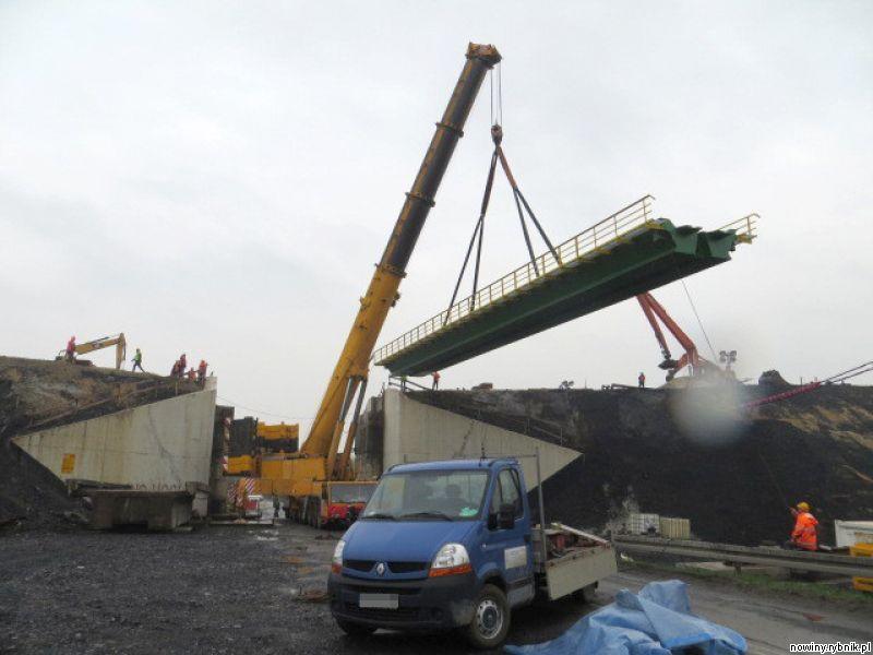 Operację podniesienia wiaduktu kopalnia Pniwek przeprowadziła w ramach usuwania szkd grniczych / JSW