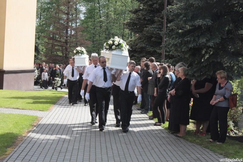 Białe trumny z ciałami dzieci w drodze na cmentarz / Adrian Karpeta