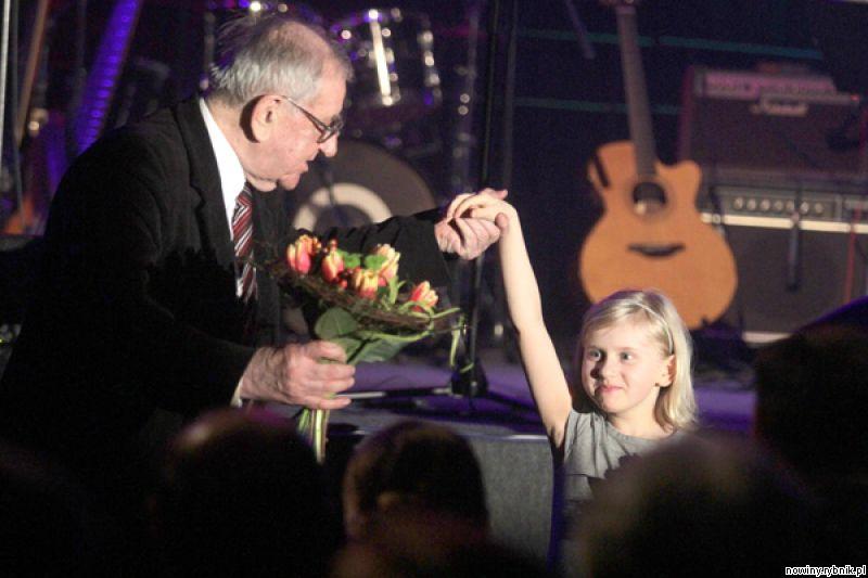 Jzef Musioł przyjmuje kwiaty od wnuczki Czesława Gawlika / Dominik Gajda