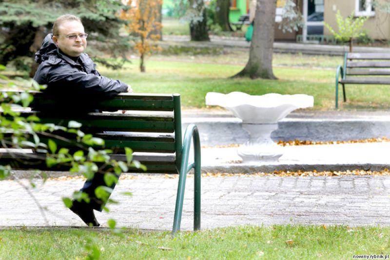 Lesław Konkol przy fontannie, gdzie miałby powstać obelisk / Dominik Gajda