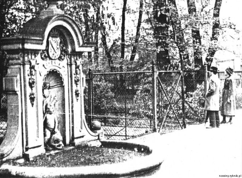 Fontanna z herbem Rybnika przed gmachem rybnickiego sądu w okresie międzywojennym / Archiwum