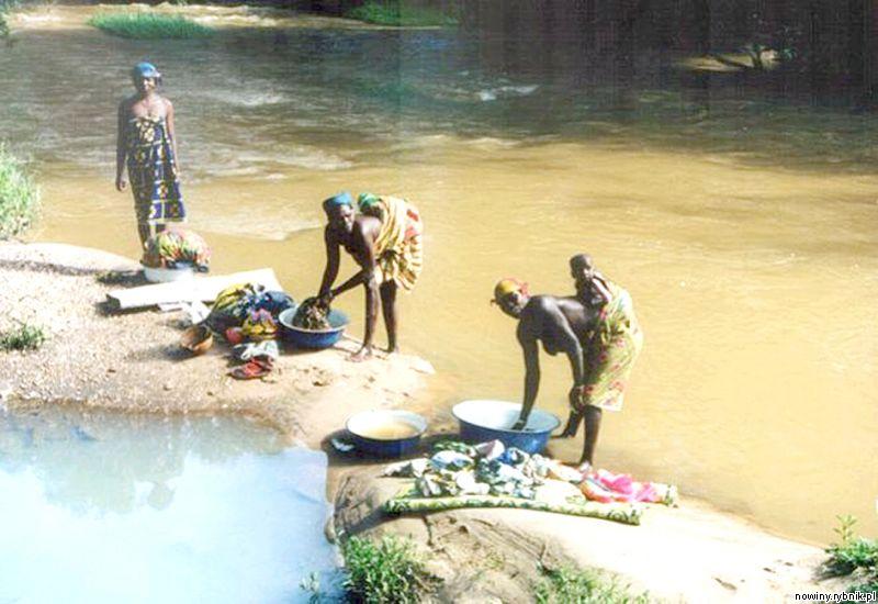 Afrykańskie kobiety muszą uważać, kiedy np. biorą odzież w rzece / Lucjan Buchalik