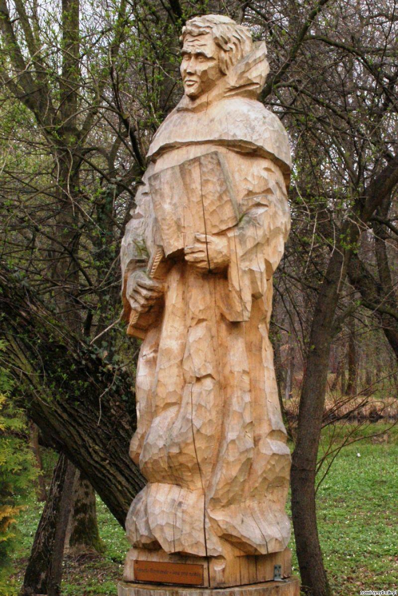 Rzeźba białego mnicha w pałacowym parku / Jzef Kolarczyk