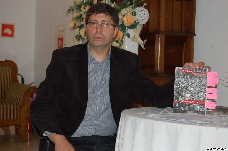 Dr Adam dziurokprezentuje pierwszy tom książki o Gornym Ślasku w PRL / Ireneusz Stajer