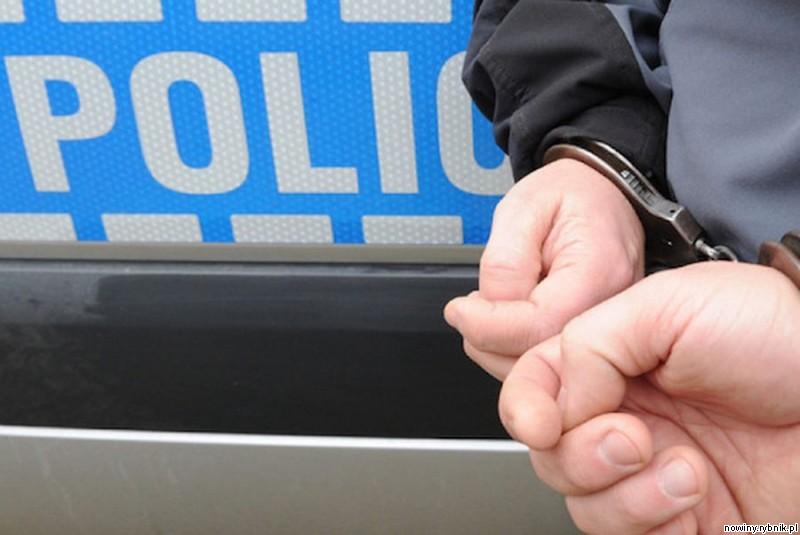 Policjant z Raciborza trafił do aresztu śledczego, jest podejrzanym o gwałt na kobiecie / Policja
