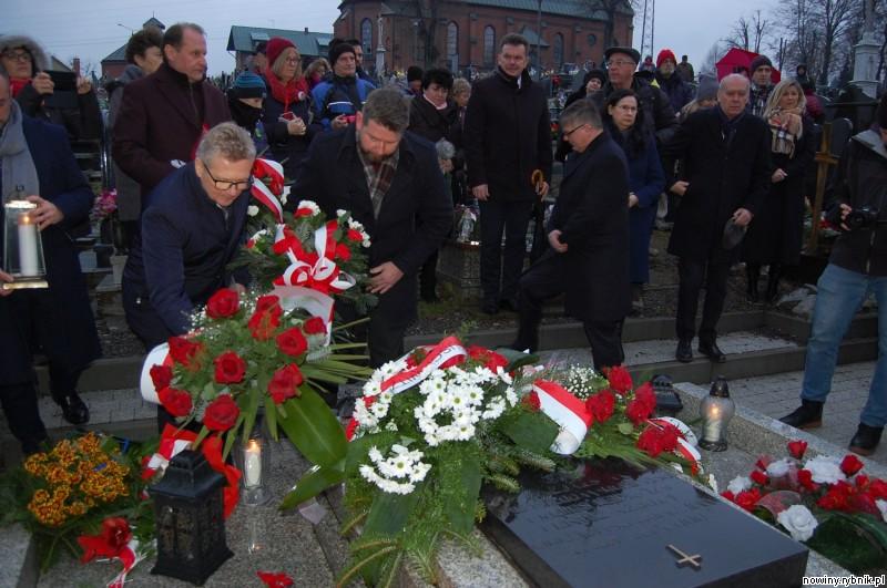 Delegacje złożyły kwiaty na Grobie Ofiar Marszu Śmierci w Mszanie / Ireneusz Stajer