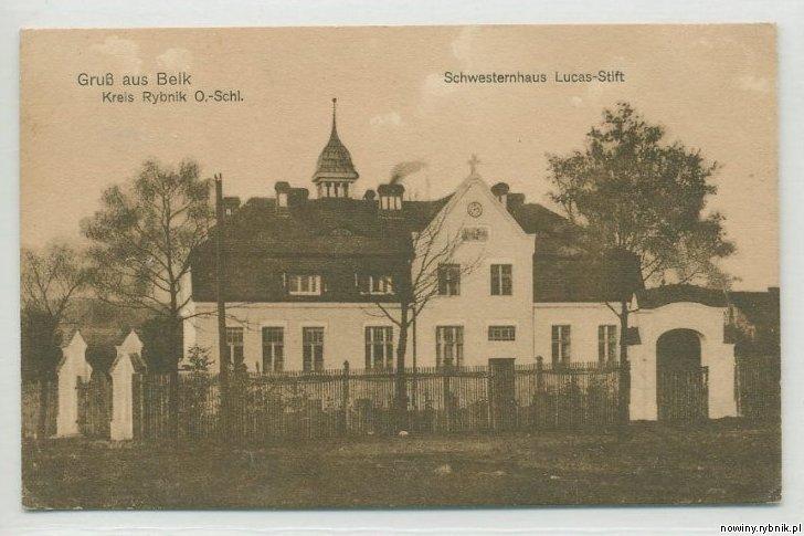 Szpital w Bełku na starej pocztówce / https://www.belk.pl/architektura/bylyszpital