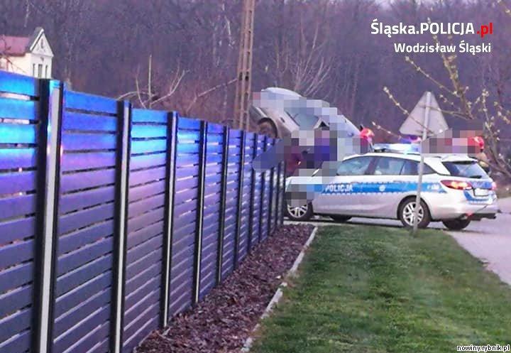 Taki widok zastali policjanci, wezwani do wypadku na ulicy Raciborskiej w Gorzyczkach / Wodzisław Śląski i okolice-Informacje drogowe 24H