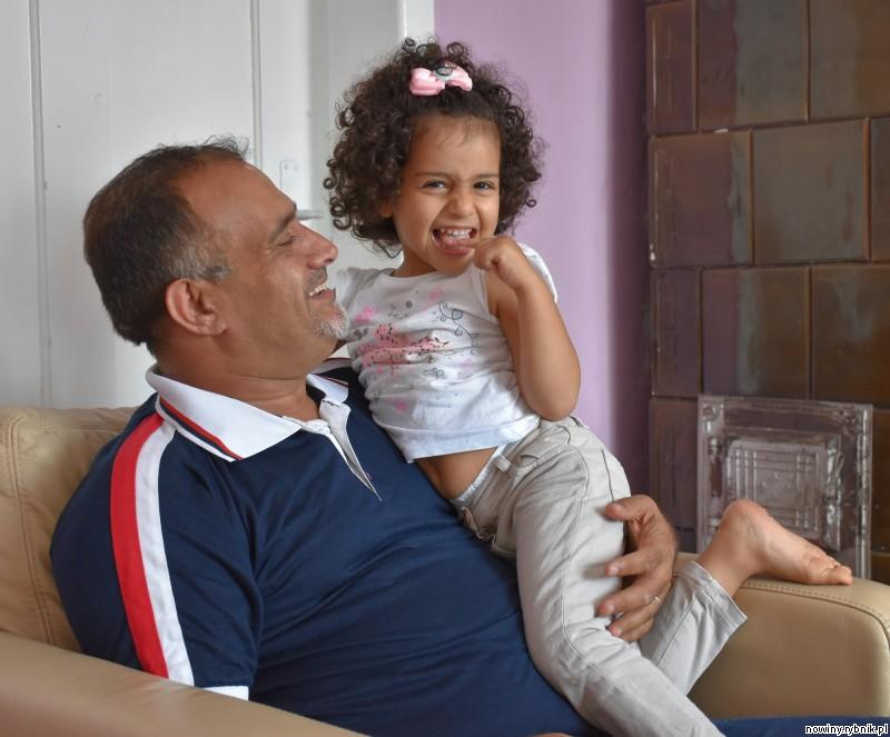 Ojciec Abdulhameed Al-Sultan z 3-letnią córeczką Mayą / Ireneusz Stajer
