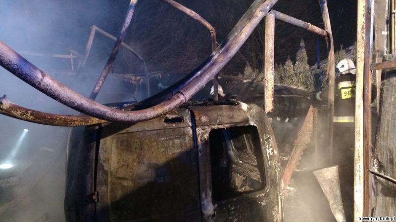 Lekko poszkodowany jest 53-letni domownik, którego z pożaru wyprowadzili sąsiedzi. Odmówił przewiezienia do szpitala. / PSP Wodzisław