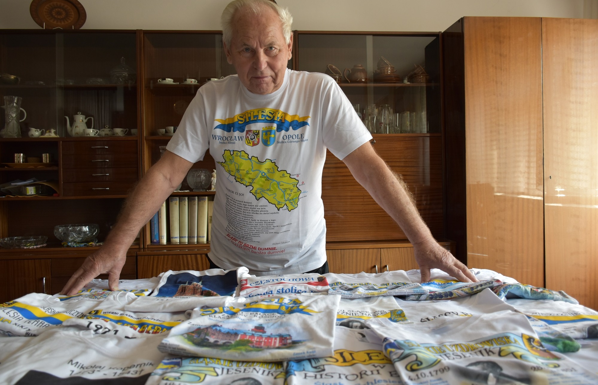 Ireneusz Stajer Jan Rduch z dumą pokazuje swoje śląskie koszulki, a ma ich już kilkanaście