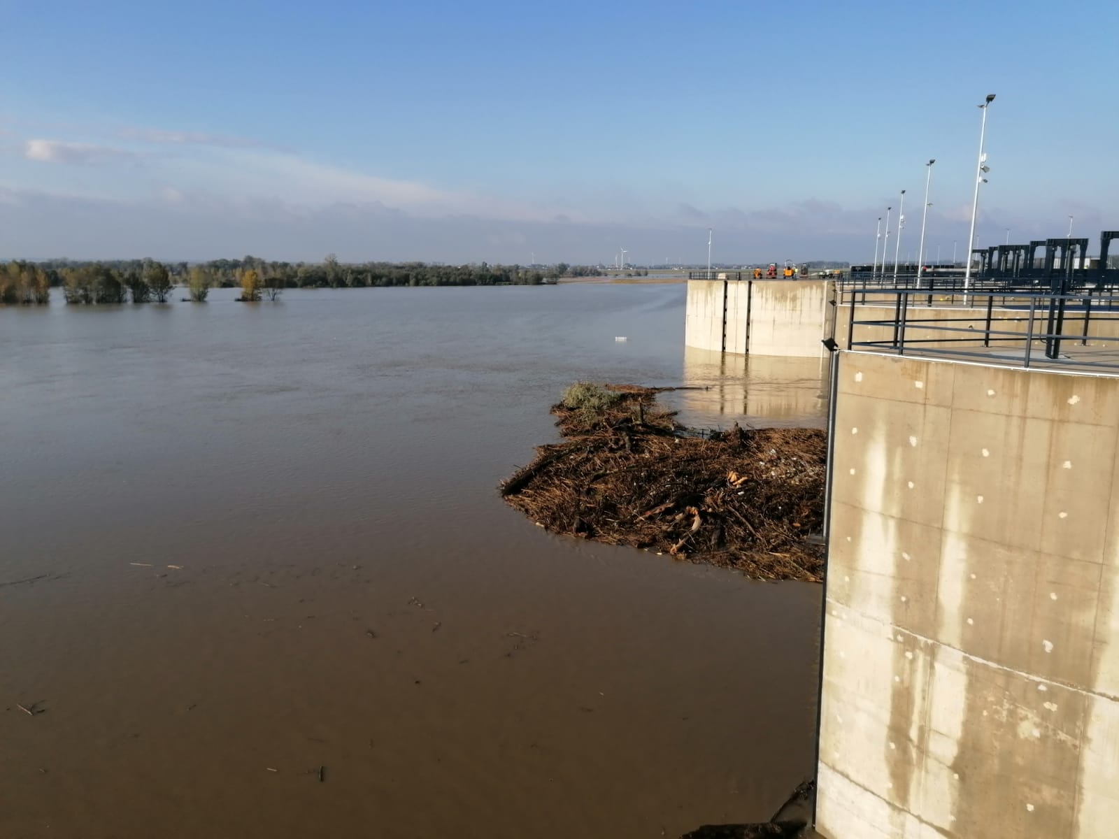 Wody Polskie Gliwice Zbiornik Racibórz Dolny po raz pierwszy przyjął nadmiar wody z Odry