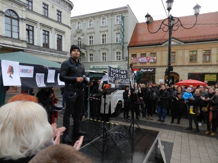 Łukasz Kohut udziela wsparcia protestującym kobietom