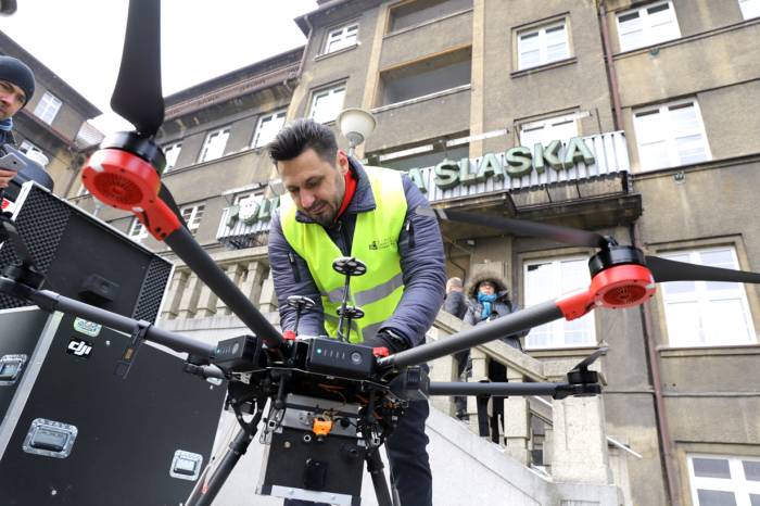 Dominik Gajda Takie drony sprawdzają z powietrza, które kominy emitują szkodliwe dymy