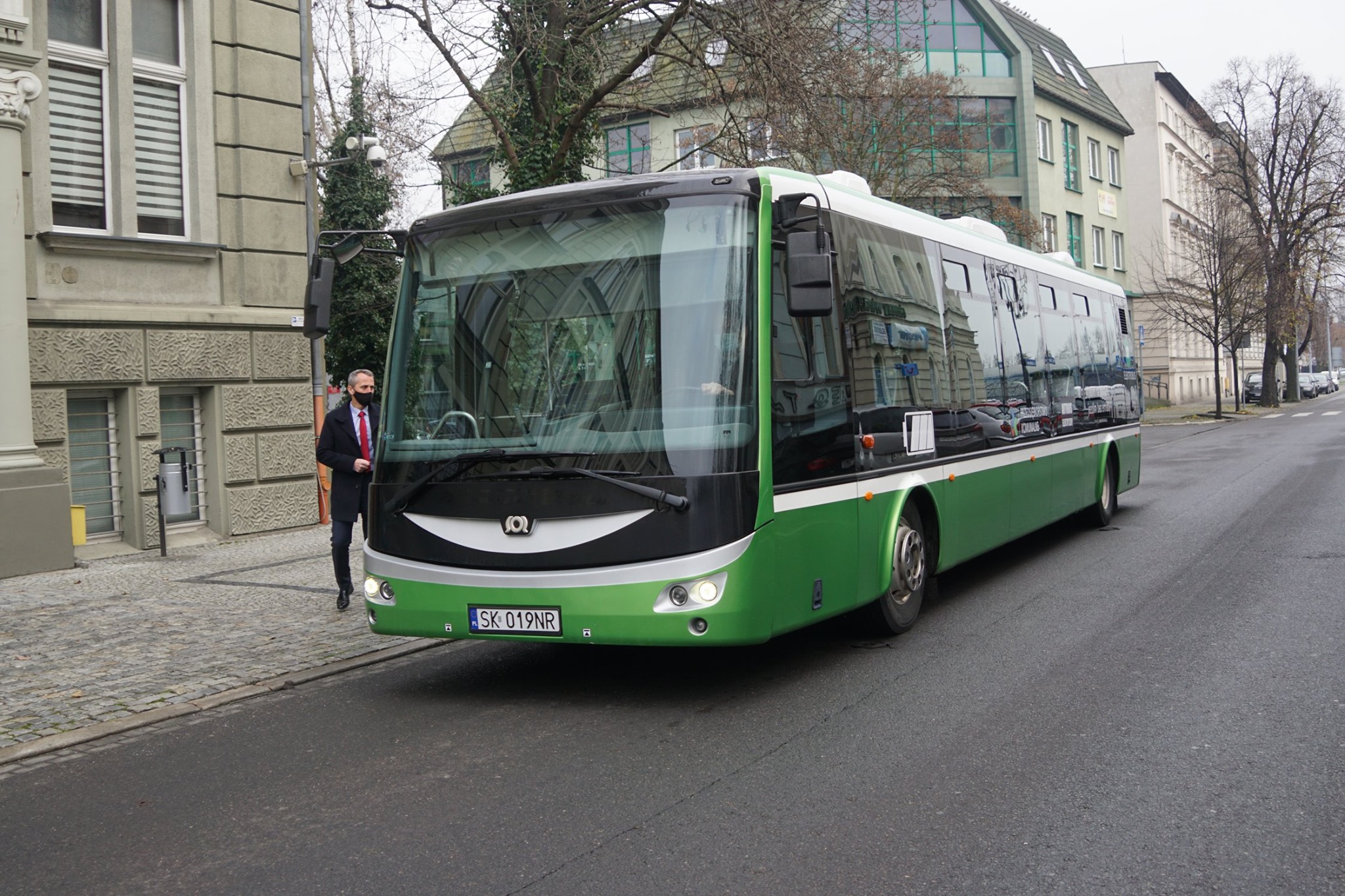 www.raciborz.pl Do elektrycznego autobusu testowego wsiada prezydent Raciborza, Dariusz Polowy