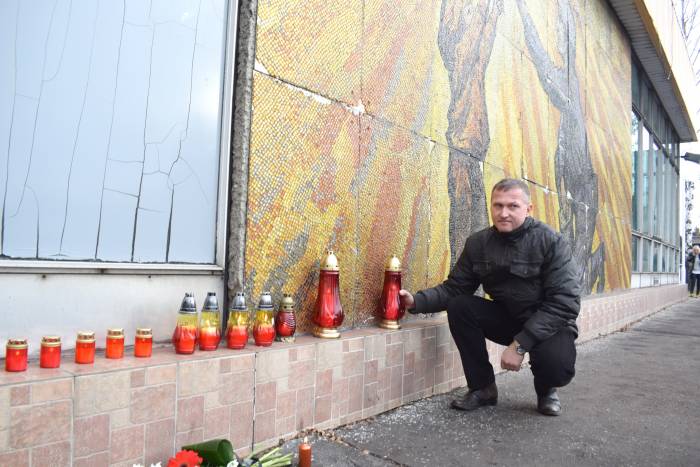 Archiwum Sebastian Makarowski zaświecił znicz dla zmarłych kolegów 