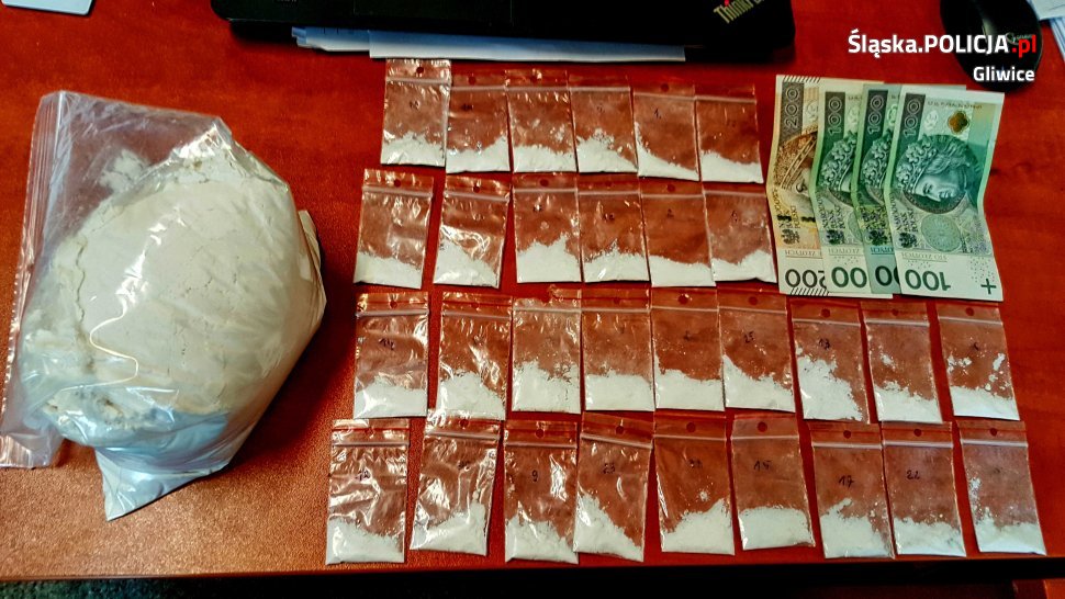 KPP Mikołów Policjanci znaleźli narkotyki z akcesoriami do ich sprzedaży oraz pieniądze