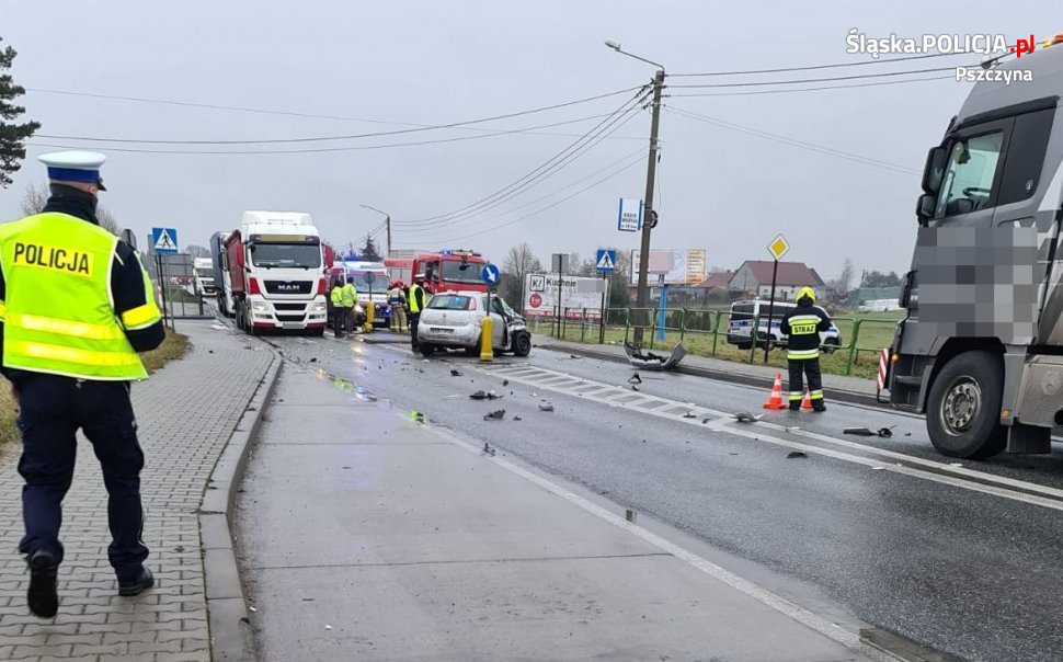 KPP Pszczyna Mimo prowadzonej na miejscu akcji reanimacyjnej, nie udało się uratować życia 63- letniego kierowcy osobówki