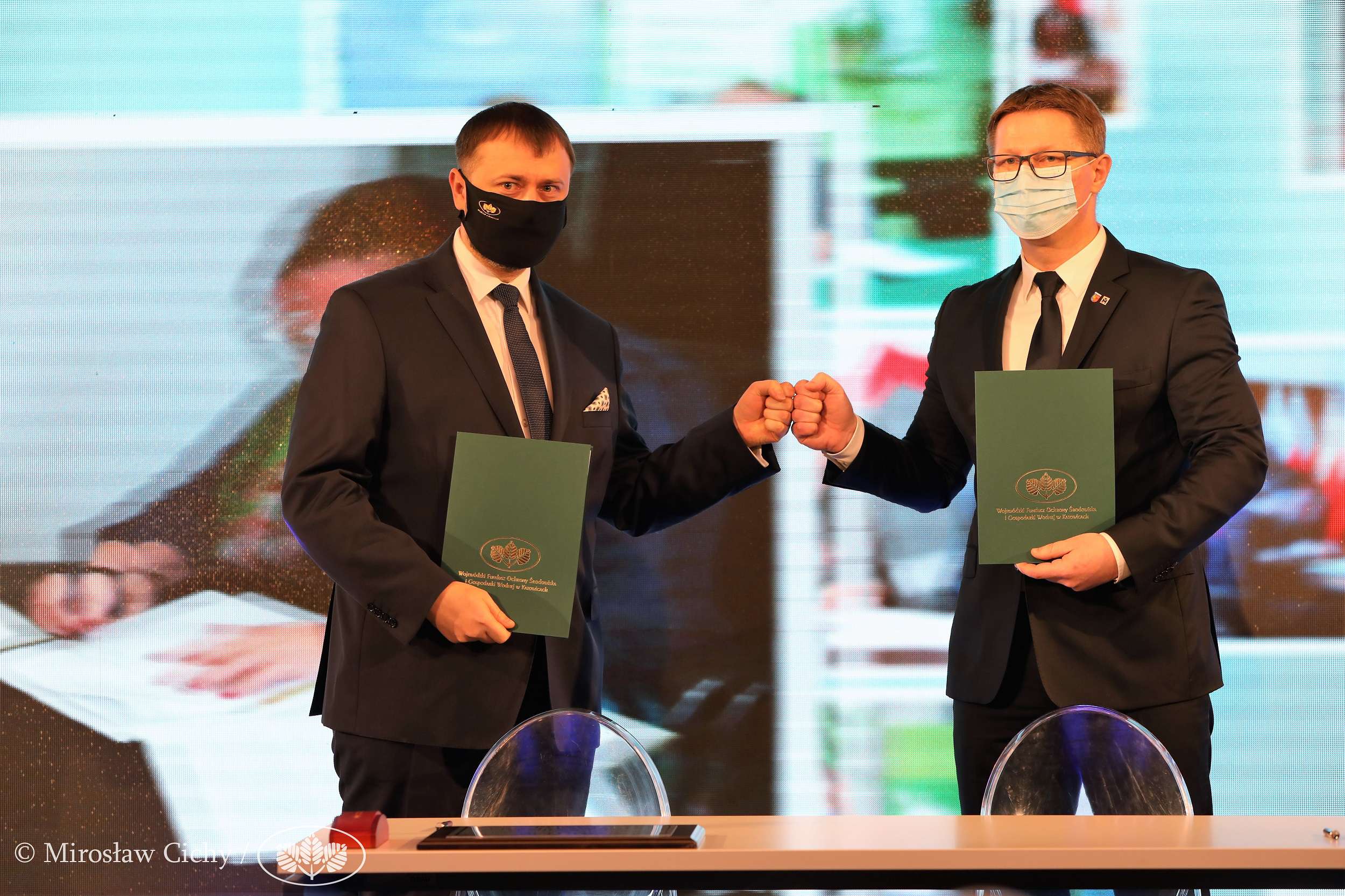 M. Cichy WFOŚiGW Katowice Kolejna umowa podpisana przez Tomasza Bednarka, prezesa WFOŚiGW w Katowicach (po lewej) 