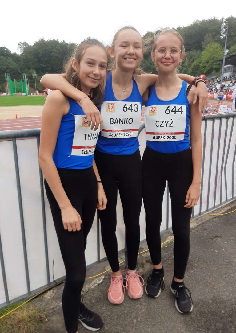 http://uksdiamentgodow.pl/ Uhonorowane biegaczki UKS Diament Godów Karolina Tyman, Marlena Czyż i Dominika Banko