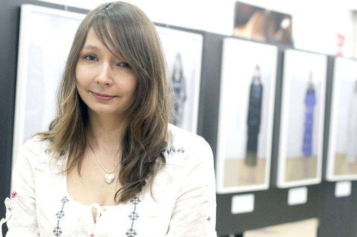 Karolina Jonderko na wernisażu wystawy, prezentującej pokoje ludzi zaginionych