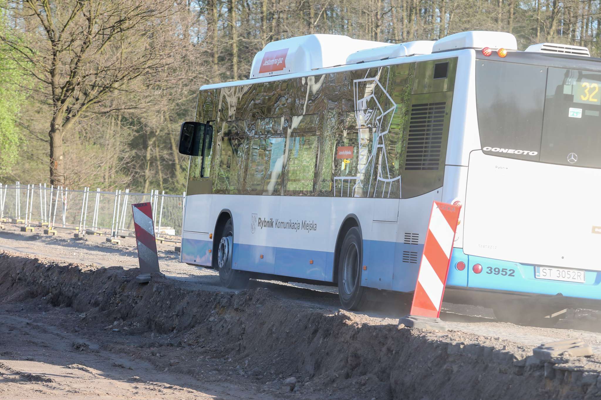 Dominik Gajda Kierowcy autobusów kursujących modernizowanym odcinkiem DW 929 obawiają się o bezpieczeństwo swoje i pasażerów