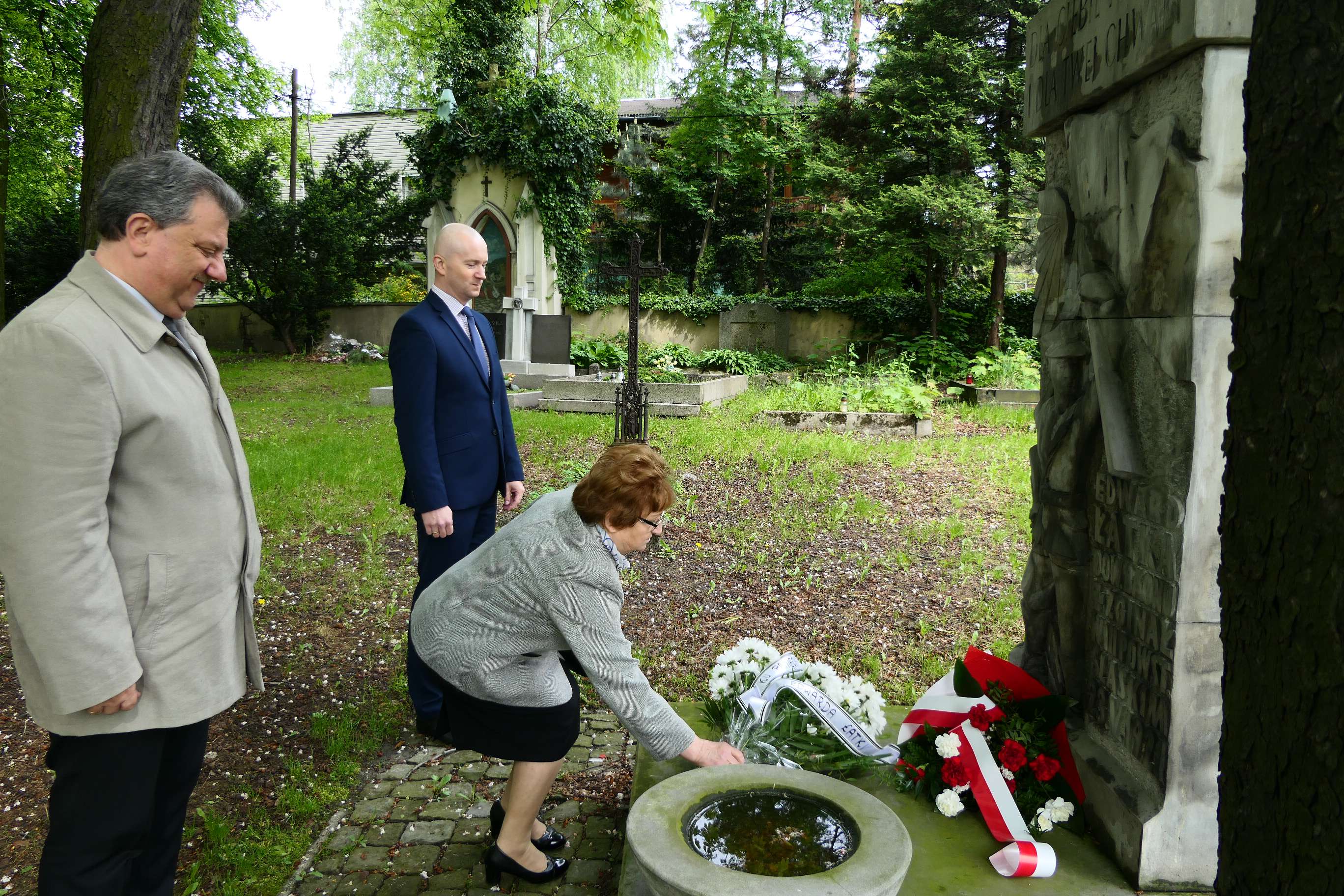 www.pszow.pl Kwiaty złożyła delegacja na czele z burmistrz Pszowa Elżbietą Idziarczyk