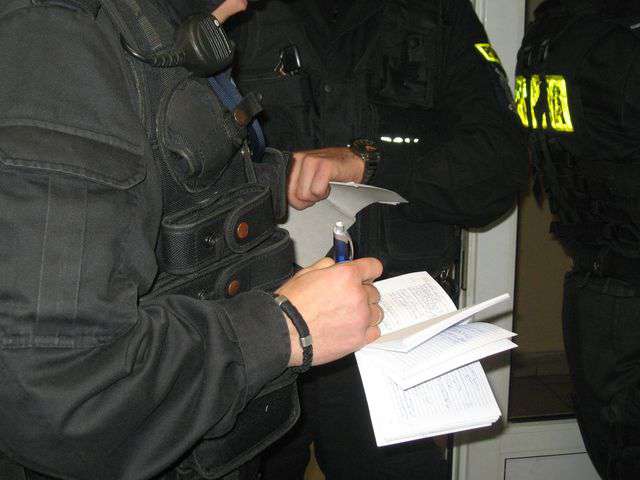 Policja (zdjęcie poglądowe) Grupę tworzyli właściciele firm - słupów i pełnomocnicy cudzoziemców, którzy zajmowali się m.in. wypisywaniem wniosków o zezwolenie na pobyt czasowy