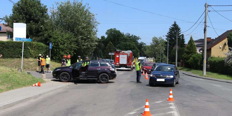 KMP Jastrzębie W wyniku zderzenia dwóch samochodów do szpitala został przewieziony 23-latek z raną ciętą twarzy