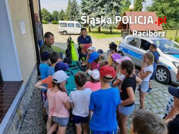 KPP Racibórz Policjant na spotkaniu z półkolonistami w Łubowicach