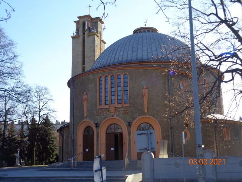 UM Racibórz Kościół pw. NSPJ został wybudowany  w latach 1934-35 w formie rotundy, według projektu architekta Otto Lindera ze Stuttgartu