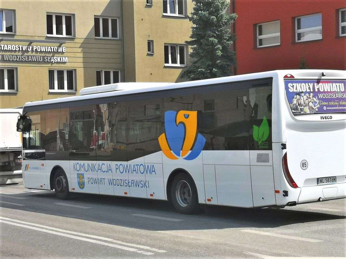fot. https://www.powiatwodzislawski.pl/ autobus PKS na tle Starostwa