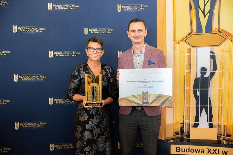 www.zory.pl Aleksandra Zawalska-Hawel, dyrektor MBP i Adrian Lubszczyk, kierownik biura promocji, kultury i sportu odebrali nagrodę „Modernizacja Roku 2020 