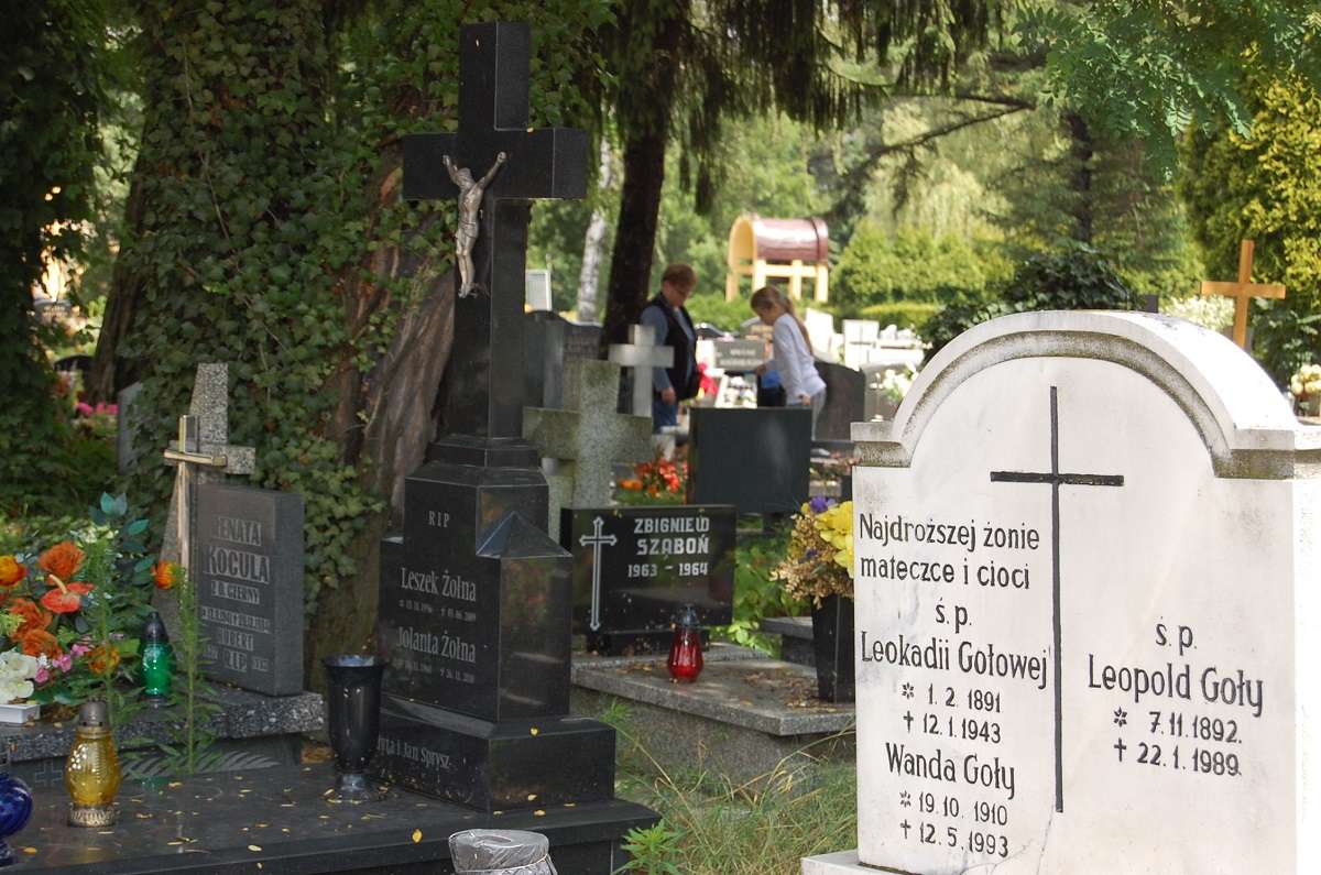 Dominik Gajda Trwa ostatnie sprzątanie grobów 