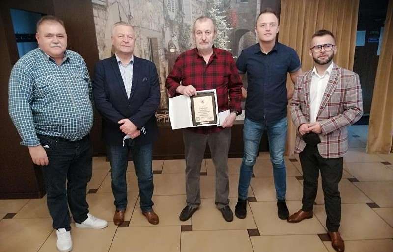 Józef Cegiełka Zwycięzcy turnieju w towarzystwie starosty Damiana Mrowca i wójta Marka Bąka 
