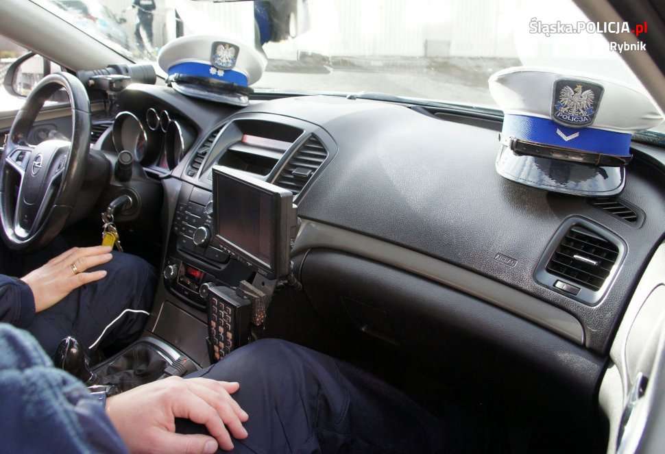 KMP Rybnik Reakcja świadka pomogła zatrzymać policjantom nietrzeźwego kierowcę osobowej toyoty