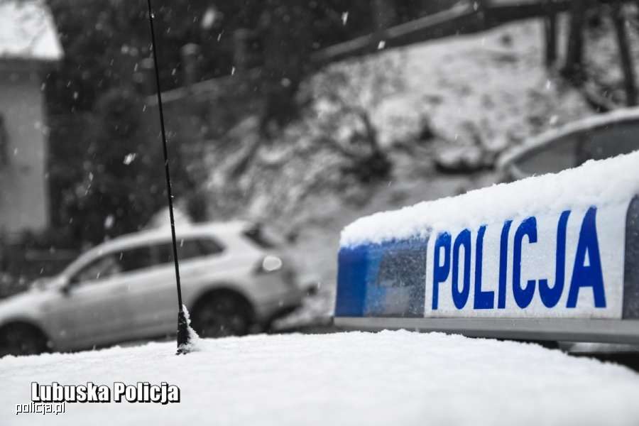 Policja Opady śniegu to trudny czas dla kierowców